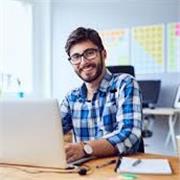 Insegnante madrelingua Italiano impartisce lezioni di informatica per i più piccoli